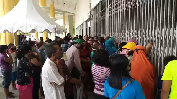 Abaikan Protokol Kesehatan, Kadis Koperasi SegeraTutup Pasar Murah Pemprovsu di Gedang Serbaguna