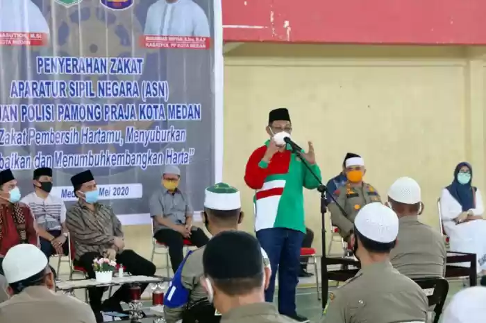 Akhyar Salurkan Zakat Kepada 150 PHL Satpol PP Kota Medan