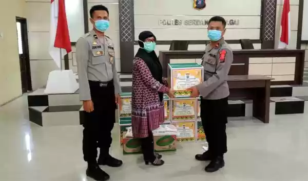 Kapolres Sergai Bagikan Bingkisan Kepada Purnawirawan dan Warakawuri
