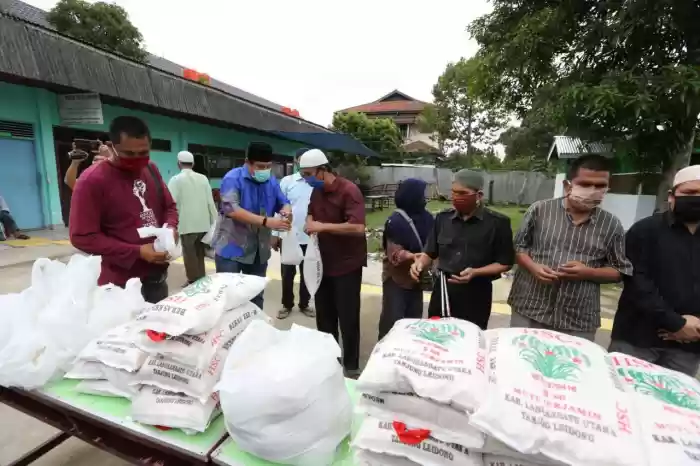 Pewarta Foto Indonesia Bagikan Sembako Untuk Penyandang Disabilitas
