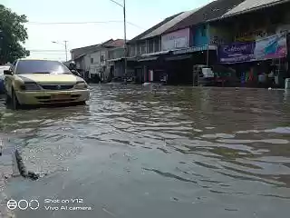 Tanggul Perumahan Jebol, Ribuan Rumah Warga di Genangi Air