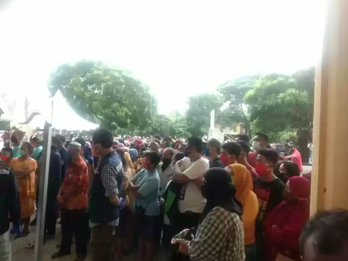 Pencegahan Covid-19, Tetapi  Gelar Pasar Murah, Ribuan Warga Disuruh Antri dan Berdesakan