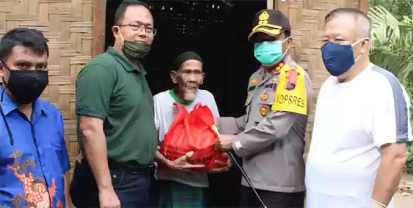 Baksos Di Sei Rampah, Kapolres Sergai Bagikan 60 Paket Sembako Kepada Masyarakat 