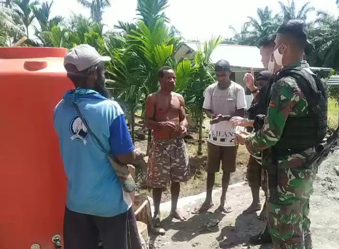 Cegah Penyebaran Covid-19, Satgas Raider 300 Ajarkan Cara Mencuci Tangan Yang Benar
