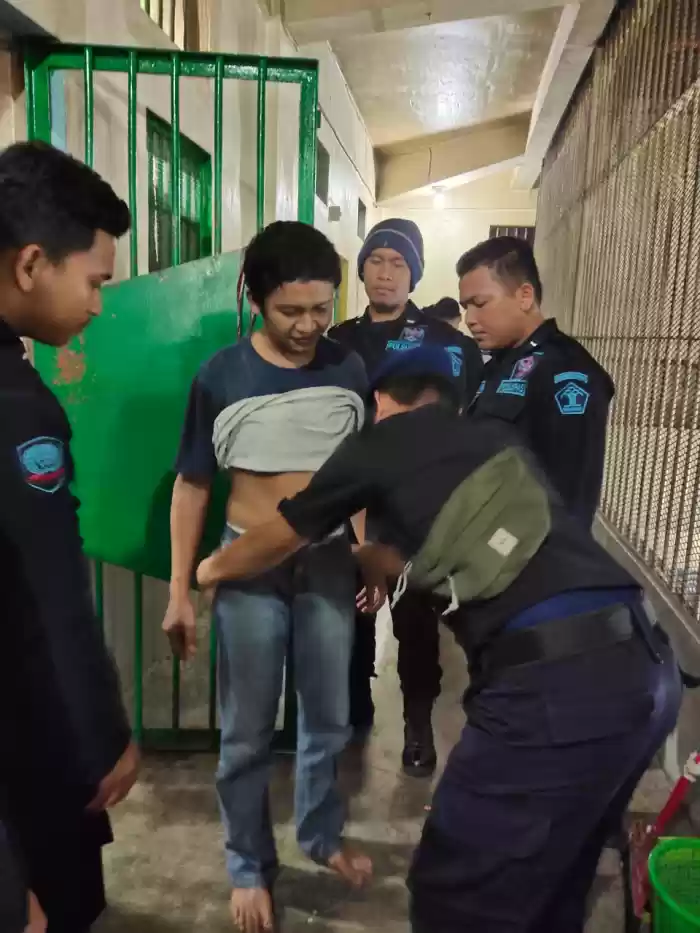 Kalapas Prayer Manik Lakukan Razia Rutin, Sebuah Handphone dan Tiga Sajam Ditemukan