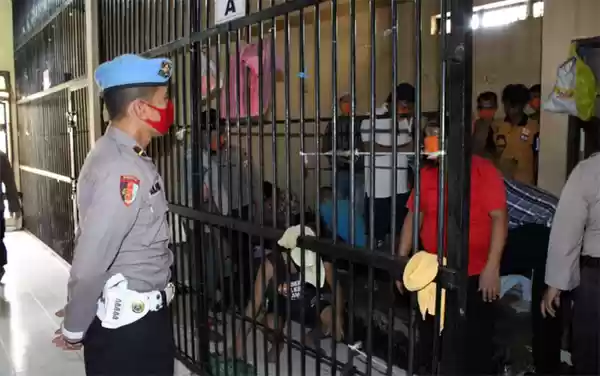 Cegah Penyebaran Virus Corona, Polres Sergai Cek Suhu Tubuh Tahanan