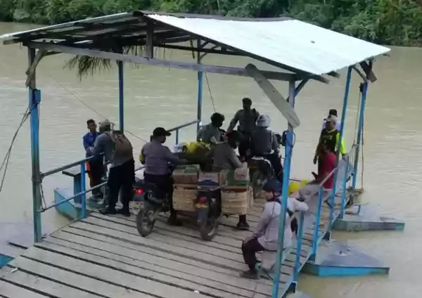 Niat Brimob Polda Aceh dan Media (PWI) Salurkan Sembako Pada Masyarakat