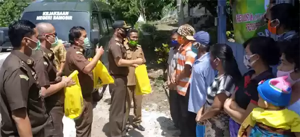 Kejari Samosir Salurkan Bantuan Kepada Masyarakat Terdampak Virus Corona