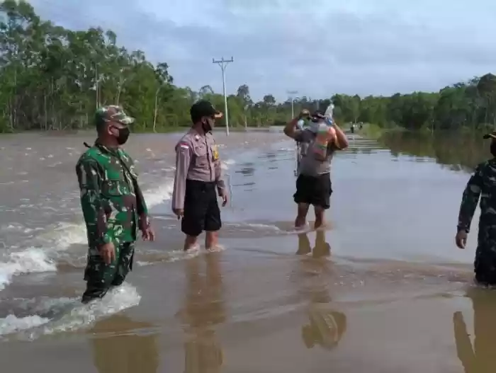 Anggota Koramil 1707-17 Bersama Polsek Bupul Bantu Pengendara Terjebak Banjir di Jalan Trans Papua