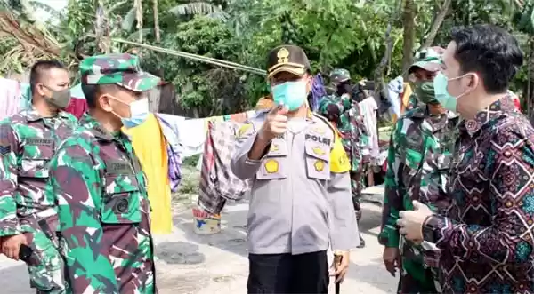Kapolres Sergai Kembali Berikan Bantuan Sembako Kepada Korban Angin Puting Beliung