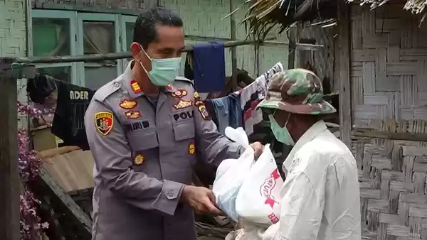Muspika Kecamatan Delitua Berikan Bantuan Sosial Kepada Warga Terdampak Corona