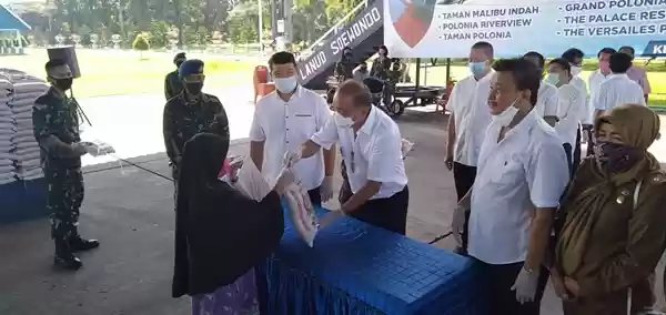 Pengusaha Komplek Perumahan di Kota Medan Bagikan 2.200 Paket Sembako 