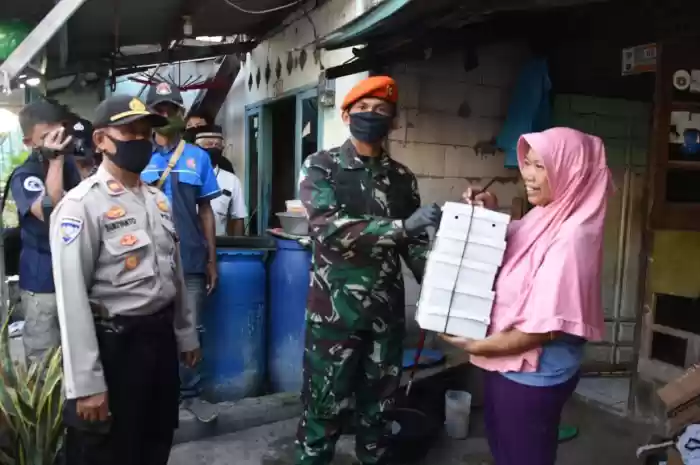 Paskhas TNI AU Bagikan 2.225 Takjil dan Nasi Kotak Untuk Warga Berbuka Puasa