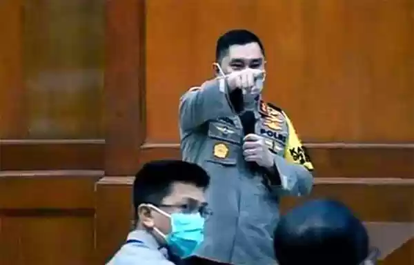 Kapolda Jatim Usir Kapolsek Yang Tidur Saat Rapat Corona