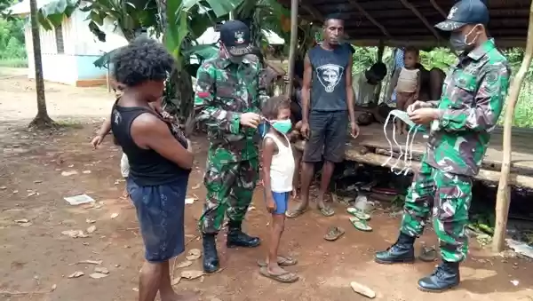 Satgas Yonif 411 Kostrad Bagikan Sembako dan Masker di Kampung Baidub Papua