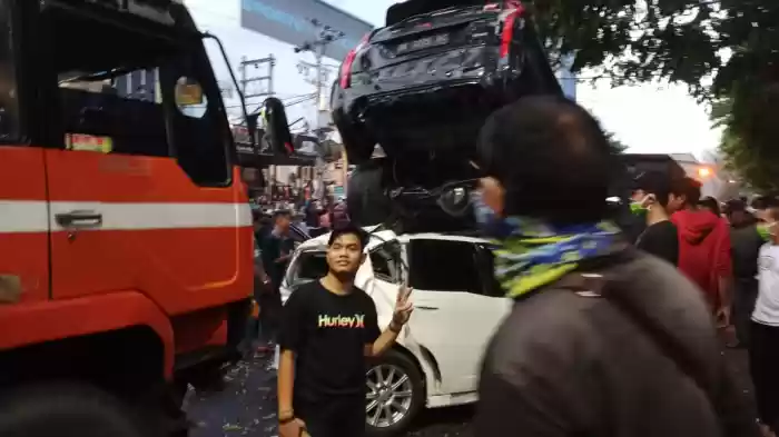 Tabrakan Beruntun, Posisi Mobil Saling Timpa Serta Ringsek