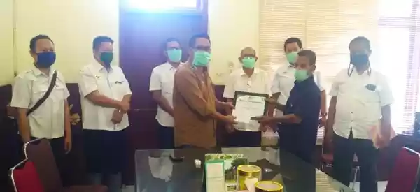 Kebun Gunung Para Serahkan Penghargaan Star of The Month
