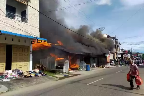 Lima Ruko Terbakar,  Saat Azan Asar Berkumandang