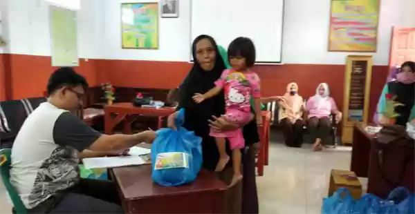 Yayasan Pendidikan Riad Madani Salurkan 140 Paket Sembako 