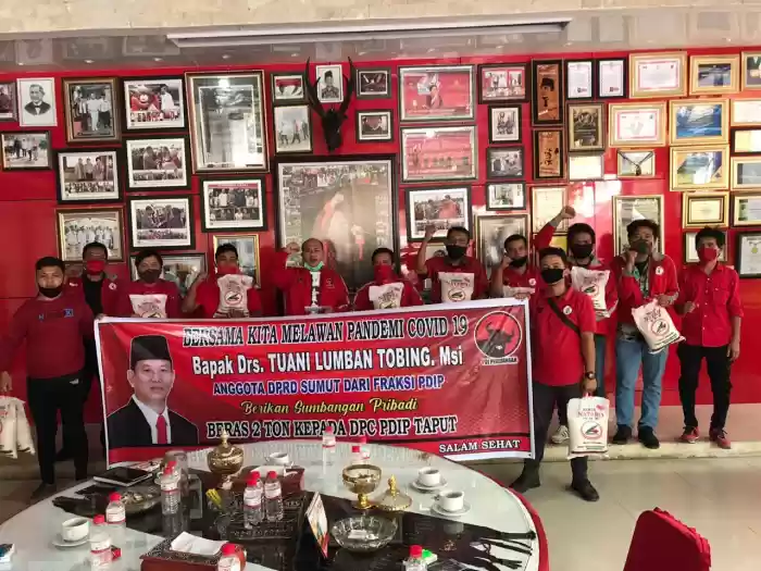 Anggota DPRDSU Drs Tuani Lumban Tobing Berikan Bantuan 2 Ton Beras ke Rakyat Taput