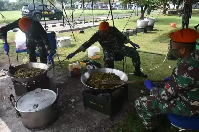 Dapur Lapangan OASE dan Dharma Pertiwi Siapkan 2.225 Nasi Kotak Untuk Warga