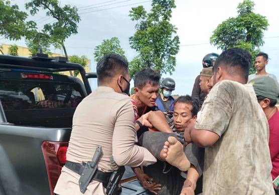 Danyon A Brimob Sumut Evakuasi Korban Kecelakaan di KM 17 Binjai