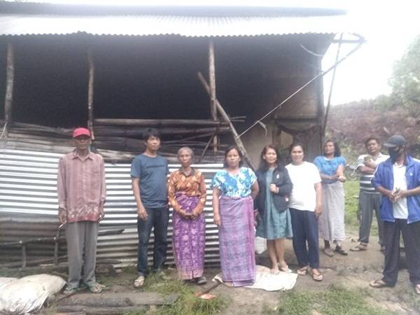 Secara Swadaya, Warga Desa Pintubatu Bantu Perbaiki Rumah Tidak Layak Huni