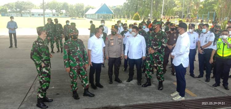 Menteri Perhubungan dan Kepala Staf Angkatan Udara Kuker ke Desa Bulucina