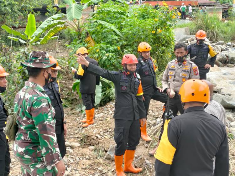 Kompi 2 Batalyon B Brimob Sumut Bersama TNI Lakukan Pembersihan Lumpur Banjir Bandang
