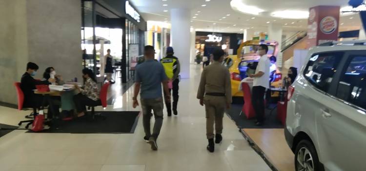 Personel Polsek Medan Baru Bersama Tim Gabungan Patroli Jalan Kaki ke Gedung Plaza Medan Fair