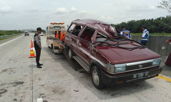 Mobil Kijang Terjungkal Akibat Pecah Ban di Jalan Tol, 5 Orang Luka