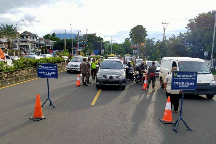 Tak Terima Diputar Balik, Wanita Ini Tegang-Tegangan Urat dengan Petugas