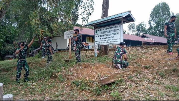 Peduli Pendidikan, Personel Yonif 642/Kapuas Bersihkan Lingkungan SD Negeri 03 Semitau Hilir