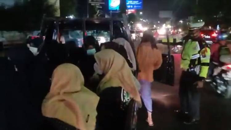 Sempat Tolak Putar Balik, Rombongan Takbiran Keliling Dicegat Polisi