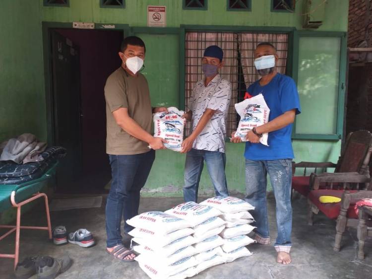 Tokoh Pemuda Desa Buluhawar Serahkan Bantuan Puluhan Beras