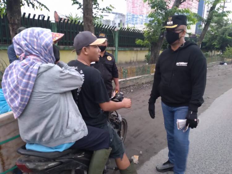 Tim Pemantau dan Pencegahan Asmara Subuh Pemko Medan Bagikan Masker Kepada Masyarakat