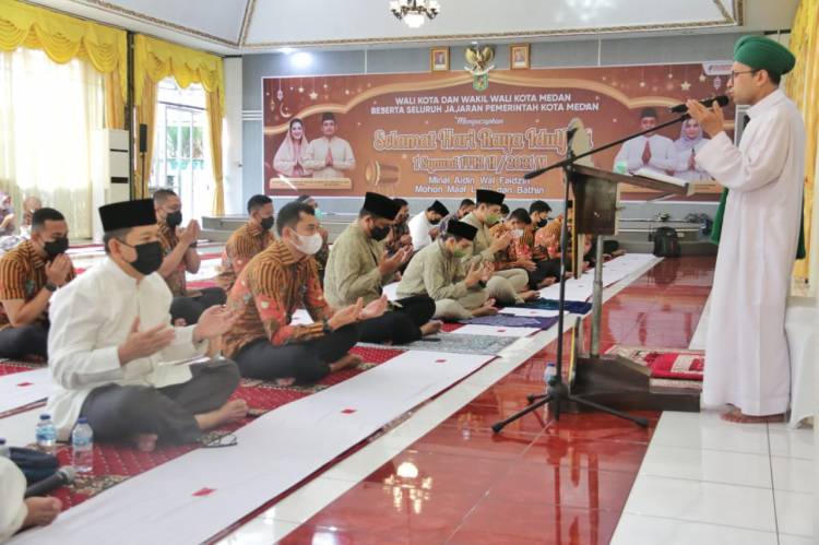 Wali Kota Medan Bersama Ketua TP PKK Kota Medan Melaksanakan Sholat Idul Fitri 1442H Di Pendopo Rumah Dinas Wali Kota