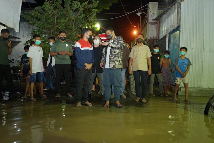 Medan Kena Banjir Kiriman, Jam 4 Pagi Bobby Nasution Langsung Cek Lapangan