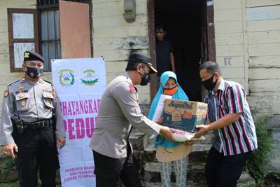 Merajut Kebersamaan dengan Masyarakat, Kapolres dan Ketua Bhayangkari Siantar, "Berbagi Tali Asih"