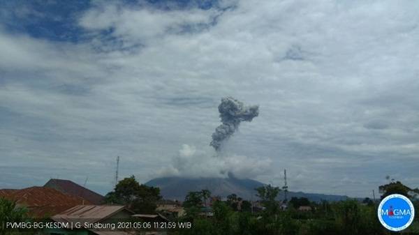 Gunung Sinabung  Erupsi, Tinggi Kolom Abu 2.000 Meter