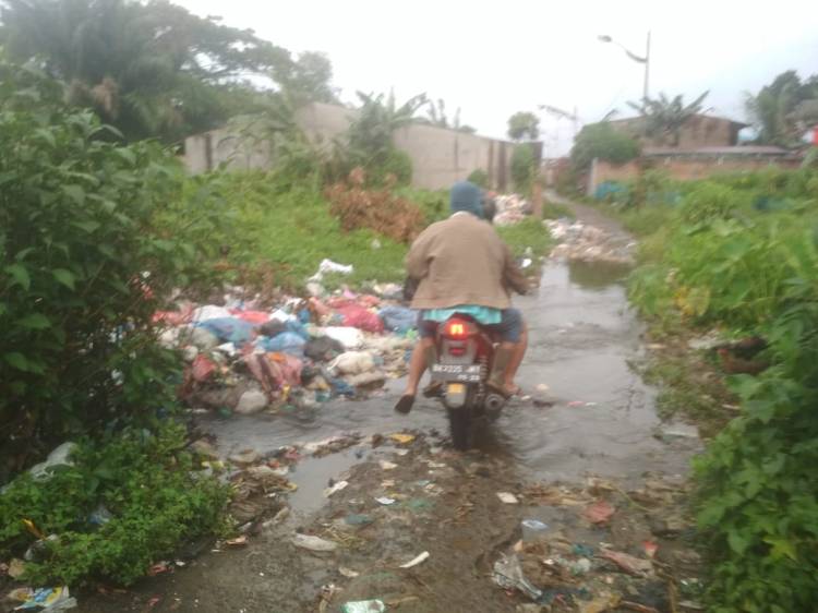 Sudah Bertahun-tahun Jalan Gang Kurnia Sari Rejo Hancur karena Sampah