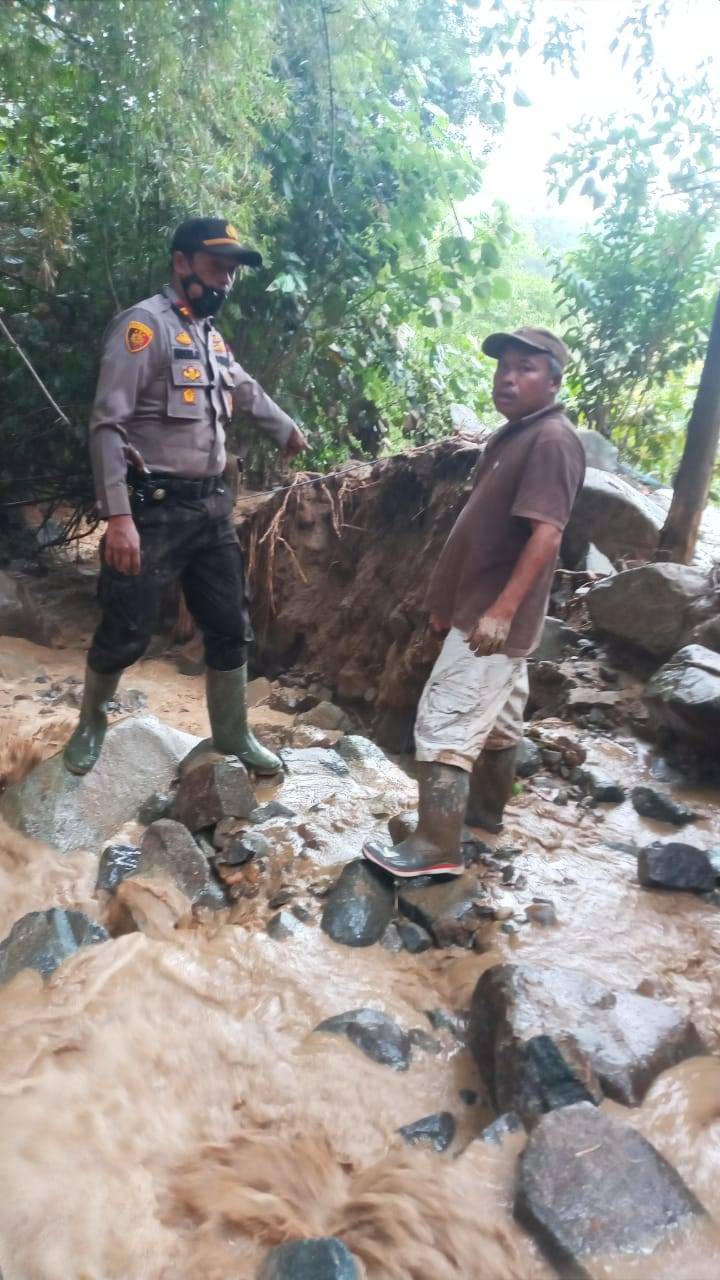 Polres Simalungun, TNI dan BPBD Bersihkan Material Banjir Tutup Akses Jalur Parapat