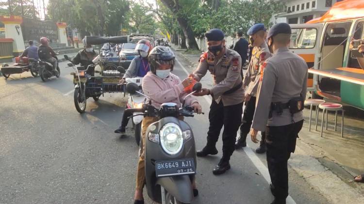 Brimob Sumut Bersama Lembaga Amil Zakat Daarut Tauhid Peduli bagikan Takjil Kepada Masyarakat