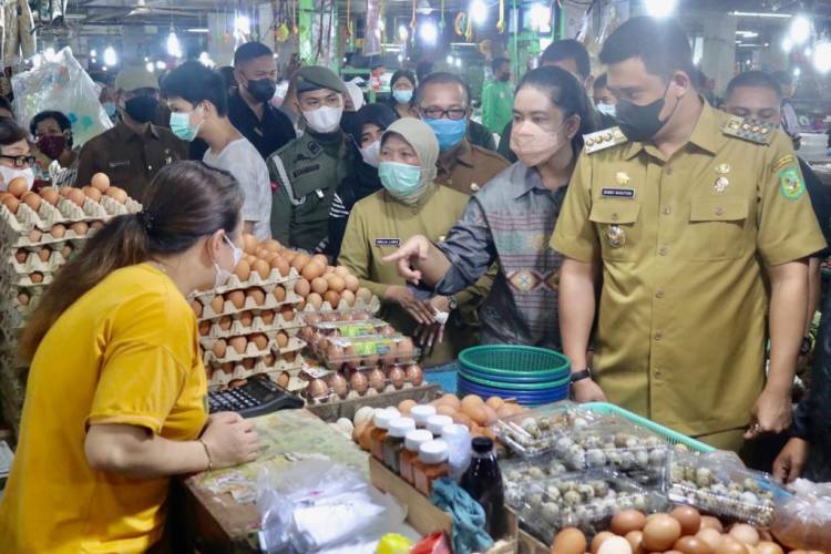 Wali Kota Medan dan Ketua TP PKK Medan Pantau Harga Kebutuhan Pokok di Pasar Petisah