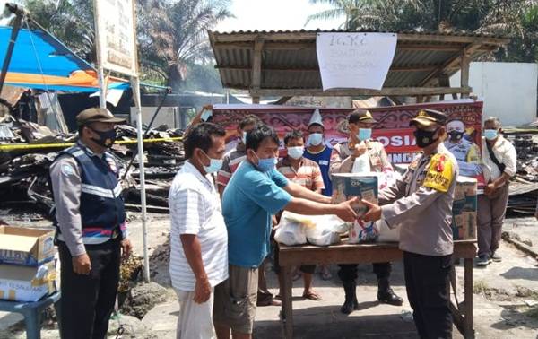 Kapolres Simalungun Berikan Bantuan Sembako Kepada Korban Kebakaran di Nagori Pokan Baru