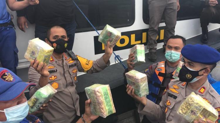 Petugas Gabungan Satpolair Polres Tanjung Balai dan Direktorat Polair Gagalkan Penyelundupan 57 Kg sabu-sabu