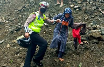 Badan Jalan di Gayo Lues Ditutupi Longsor