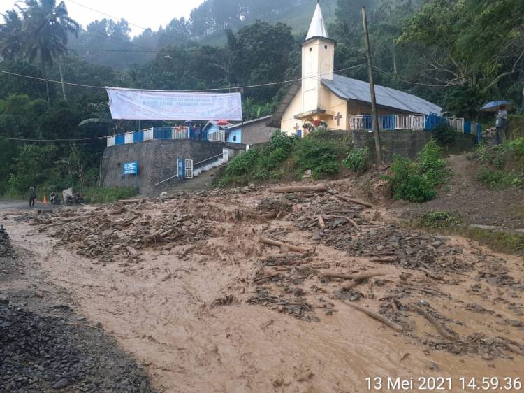 Banjir Lumpur Mengenangi Jalan Nasional Lintas Timur