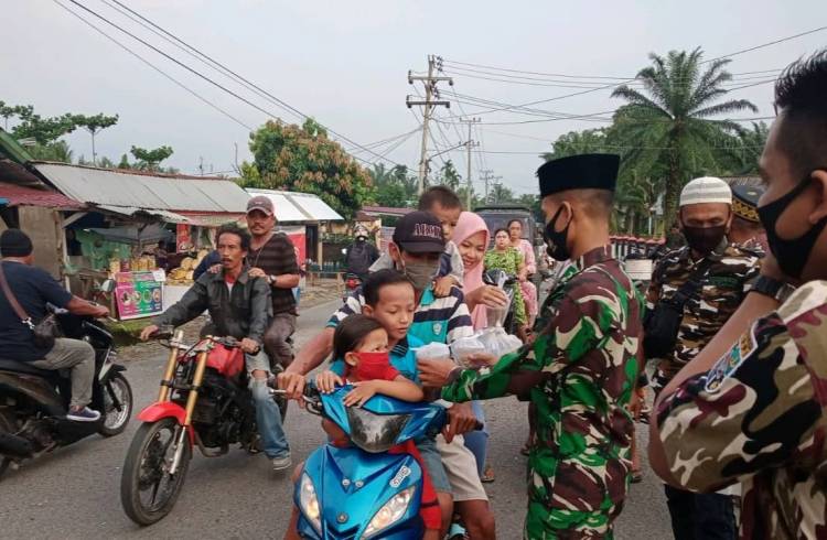 Bagi Bagi Takjil Kilap Sumagan Dengan FKPPI