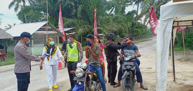 Pengamanan Pos Penyekatan, Personil Brimob Bagikan Masker Kepada Masyarakat